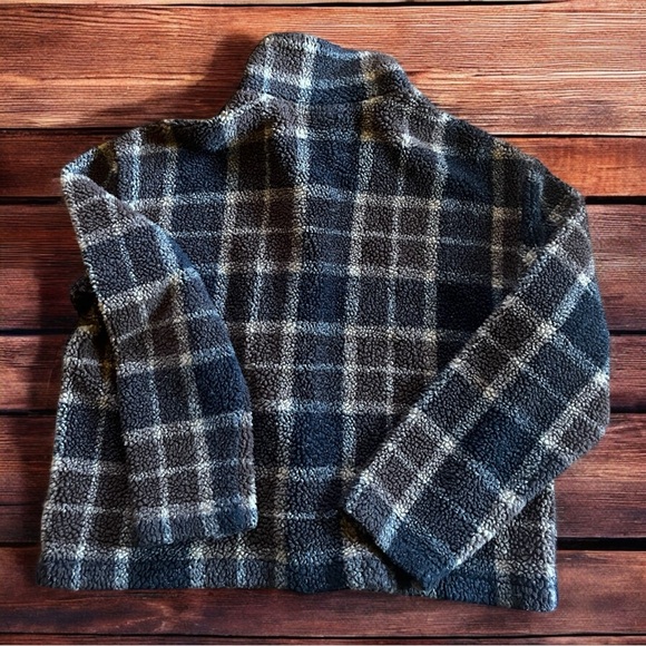 Cozy checked unisex button down fleece from the 90’s. - Picture 2 of 5